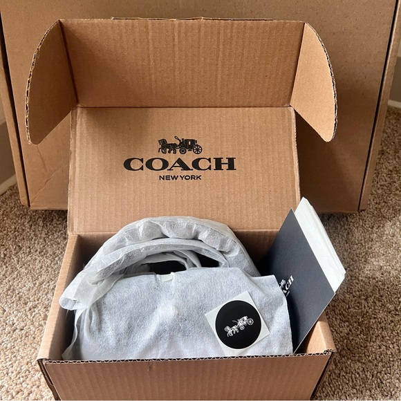 NWT! MINI WAVY DINKY BAG IN CRINKLE PATENT COACHTOPIA LEATHER 🖤 - Picture 11 of 11